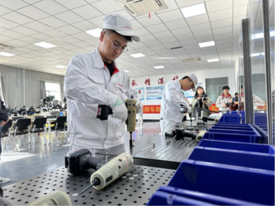 走进口岸看新疆 | “这个游戏怎么玩？”——援疆企业助力产业工人技能提升工作室